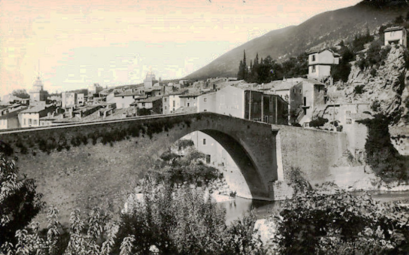 Carte postale ancienne Nyons Pont-Romain