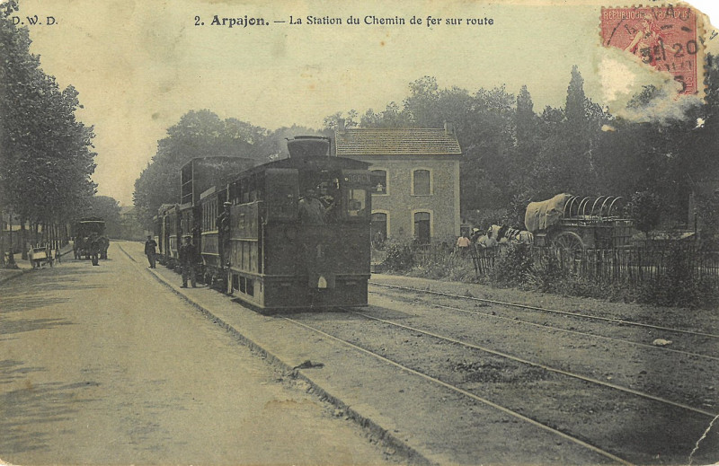 Carte postale ancienne La Station du Chemin de fer sur route à Arpajon