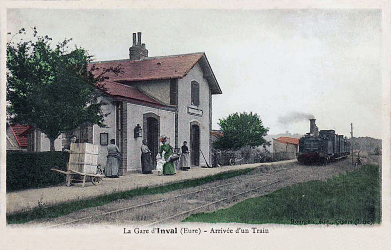 Carte postale ancienne La gare d'Inval (Eure) - Arrivée d'un train