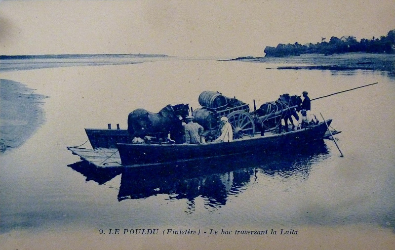 Carte postale ancienne 896 Le Pouldu Le bac traversant la Laïta à Crozon