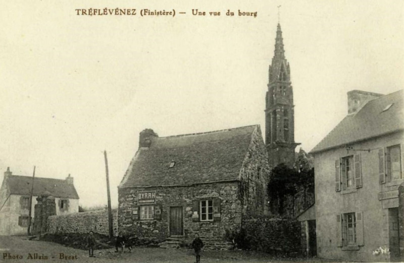 Carte postale ancienne Ancien ossuaire à Tréflévénez