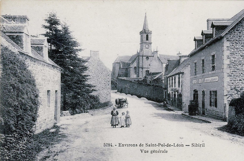 Carte postale ancienne Bourg Sibiril vers 1920 à Sibiril