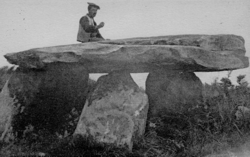 Carte postale ancienne Dolmen Kerlouan à Kerlouan