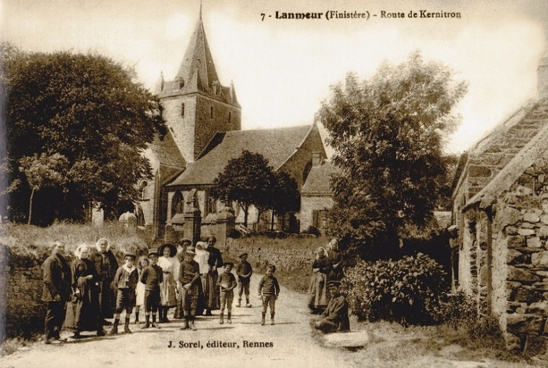 Carte postale ancienne Habitants devant Kernitron 1919 Sorel à Lanmeur