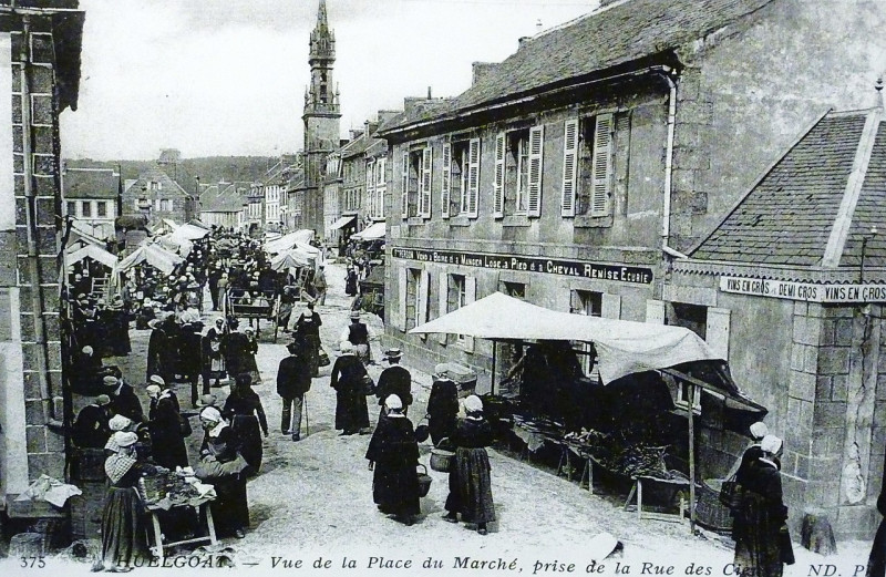Carte postale ancienne Huelgoat Place du marché vue de la rue des Cieux à Huelgoat