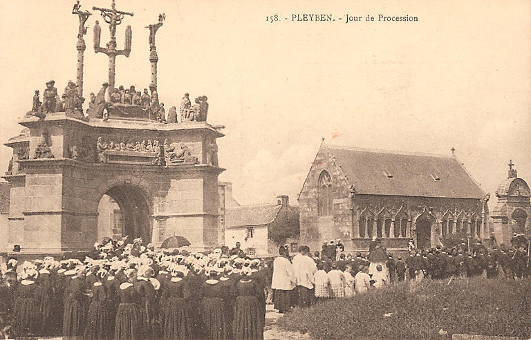 Carte postale ancienne Jour de procession à Pleyben entre 1903 et 1920 à Pleyben
