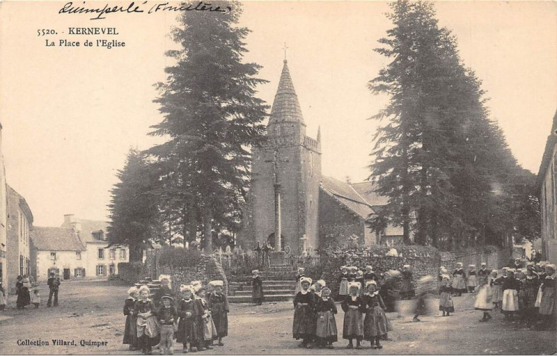 Carte postale ancienne Kernevel la place de l'église à Rosporden
