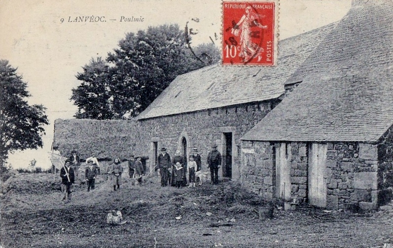 Carte postale ancienne L'ancien manoir des barons de Poulmic à Lanvéoc