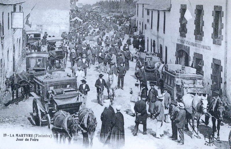 Carte postale ancienne La Martyre Foire 1906 à La Martyre