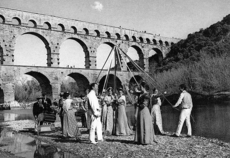 Carte postale ancienne Danse des cordelles au Pont du Gard
