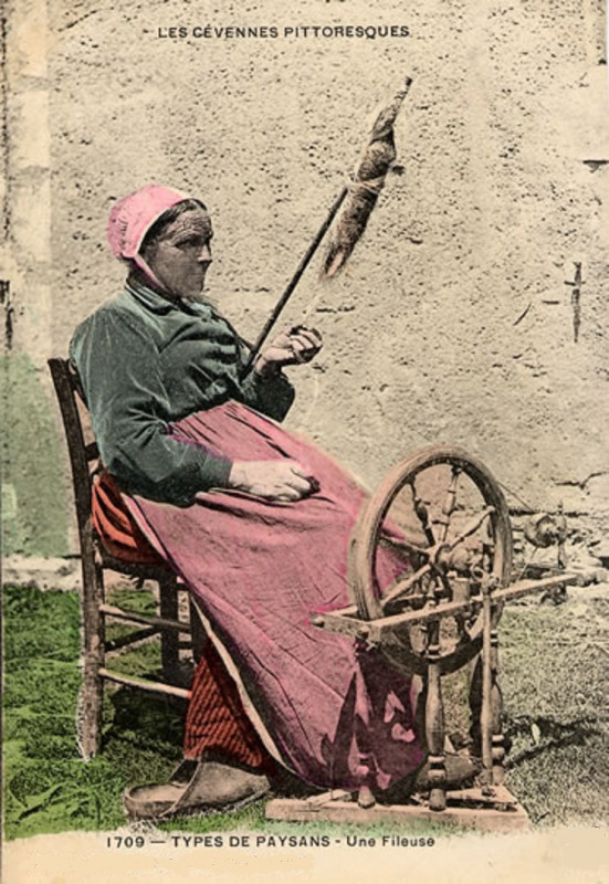 Carte postale ancienne Fileuse cévenole au rouet