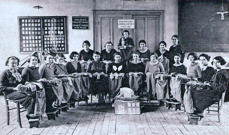 Carte postale ancienne Atelier de la Maison de la Dentelle