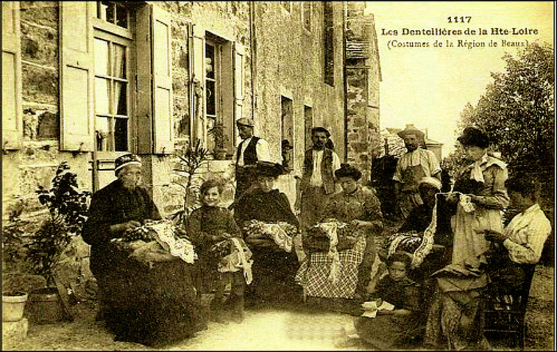 Carte postale ancienne Dentellières du Velay en couvige