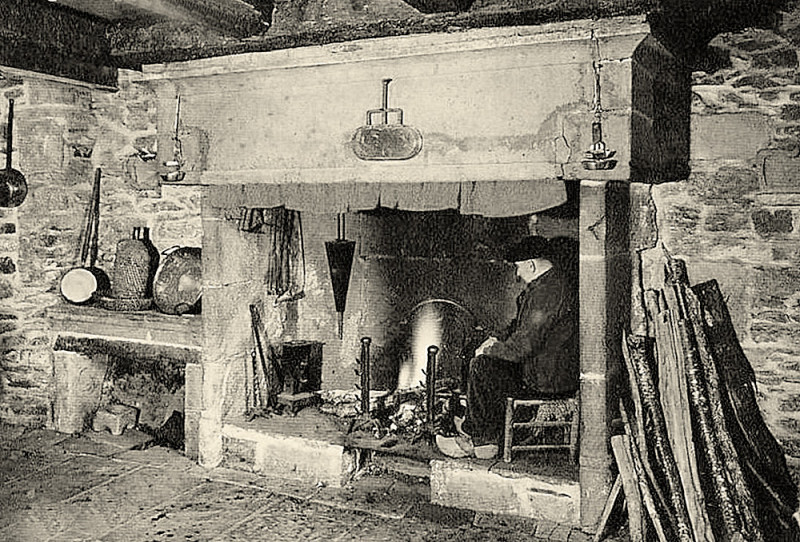 Carte postale ancienne Les Estables Paysan dans son cantou