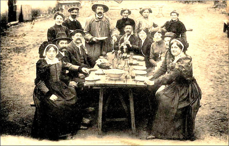 Carte postale ancienne Les Estables repas dominical sur la place