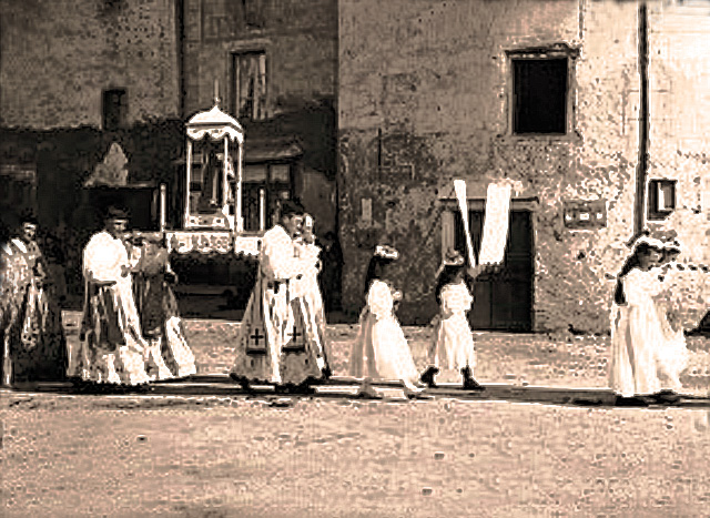 Carte postale ancienne Notre-Dame Trouvée La procession