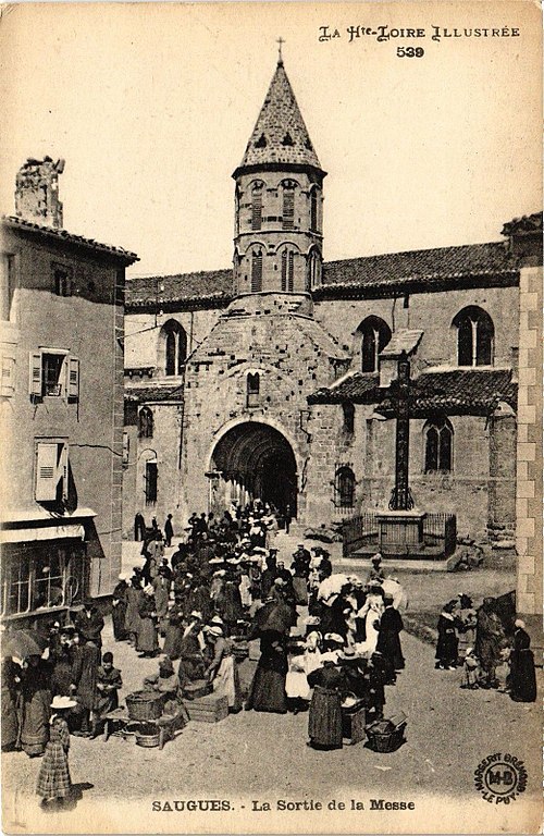 Carte postale ancienne Sortie de messe à Saugues