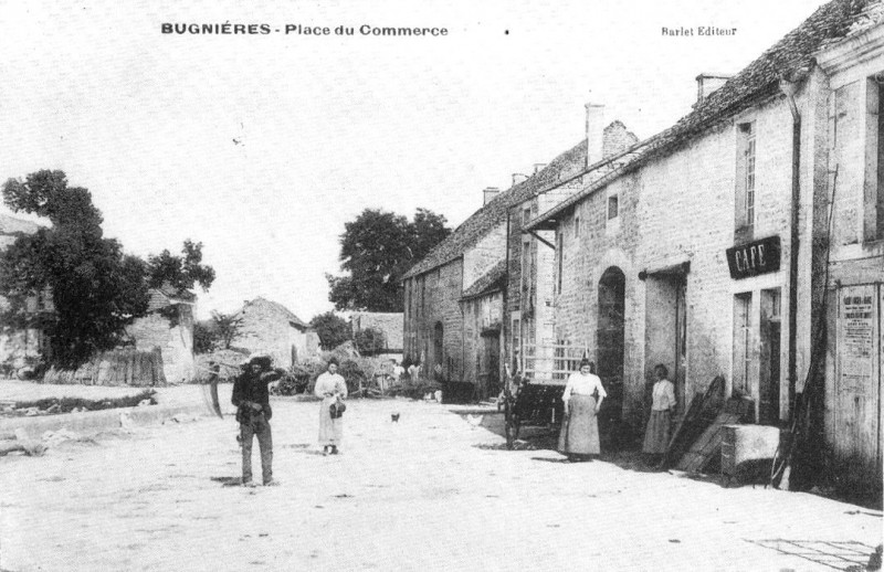 Carte postale ancienne Cp Bugnières Place du Commerce