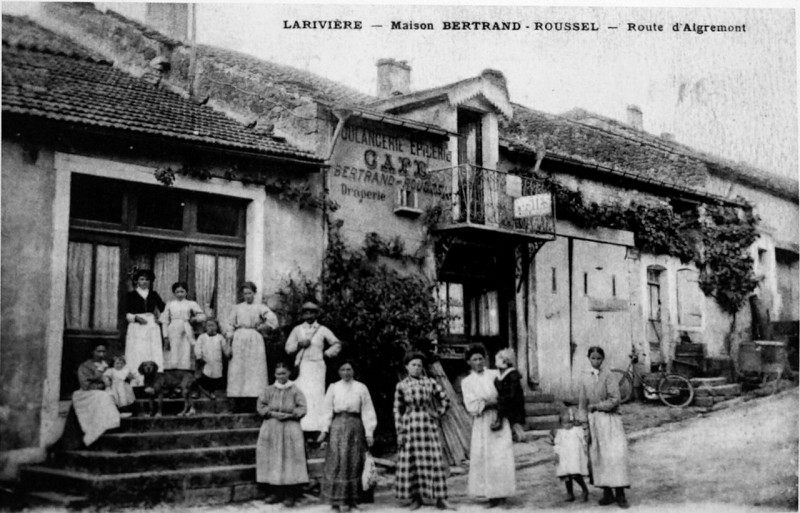 Carte postale ancienne Larivière poste 73209