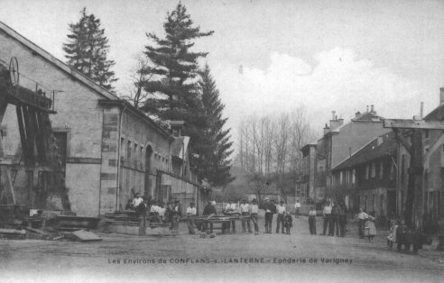 Carte postale ancienne Cour de l'usine de Varigney & ouvriers
