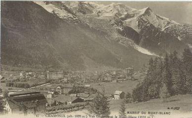 Carte postale ancienne 74-Chamonix-Ville et massif du mont Blanc