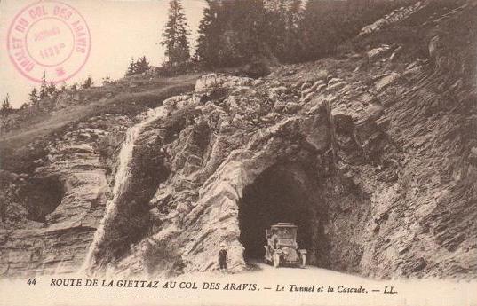 Carte postale ancienne 74-Les Aravis-Route de la Giettaz-vers 1910