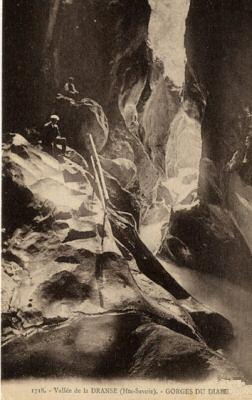 Carte postale ancienne 74-Vallée de la Dranse-Gorges du Diable-Nd