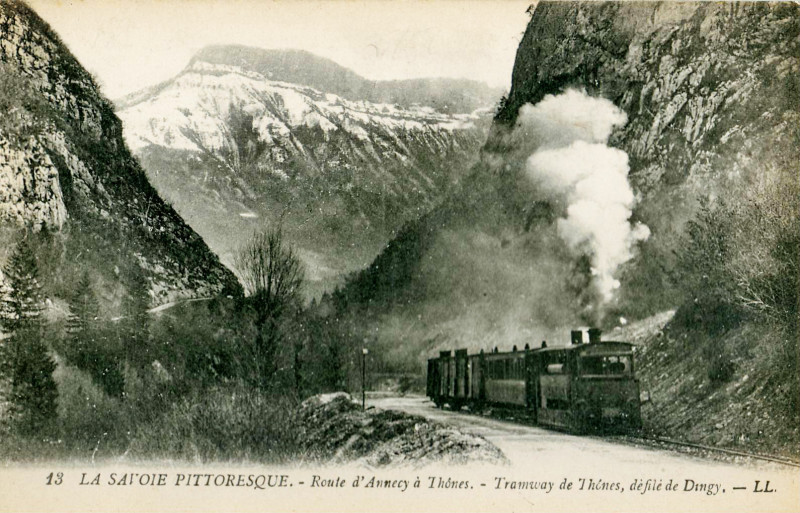 Carte postale ancienne Ll 13 - La Savoie pittoresque - Route d'Annecy à Thones - Tramway de Thones, défilé de Dingy