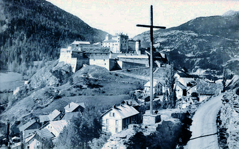 Carte postale ancienne Chateau-Queyras Le Fort vu de la route de Souliers à Château-Ville-Vieille
