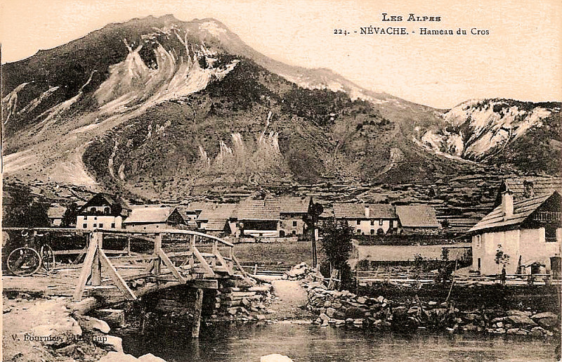 Carte postale ancienne Névache celliers du hameau de Cros