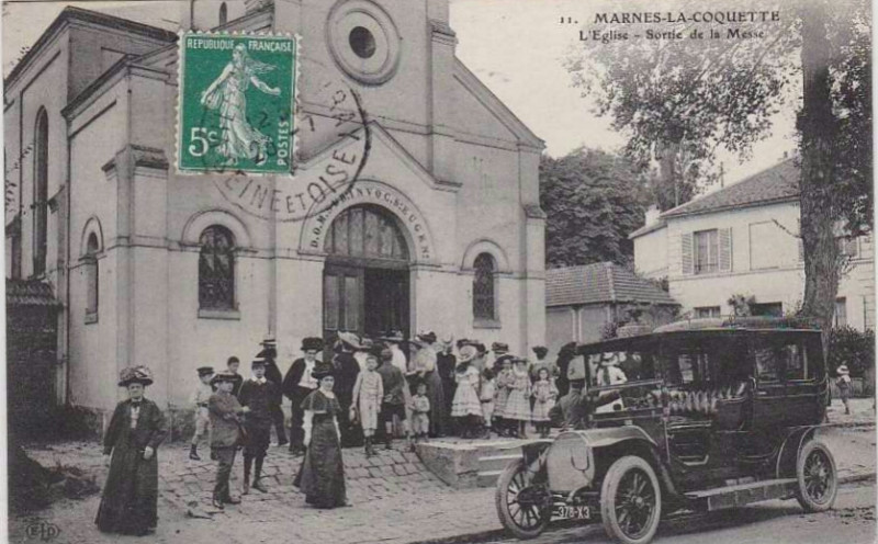 Carte postale ancienne Sortie de messe à Marnes-la-Coquette à Marnes-la-Coquette