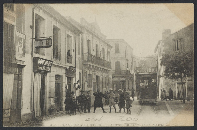 Carte postale ancienne Castelnau arrivée du tram et la mairie - Archives départementales de l'Hérault - FRAD034-2FICP-03615-00001