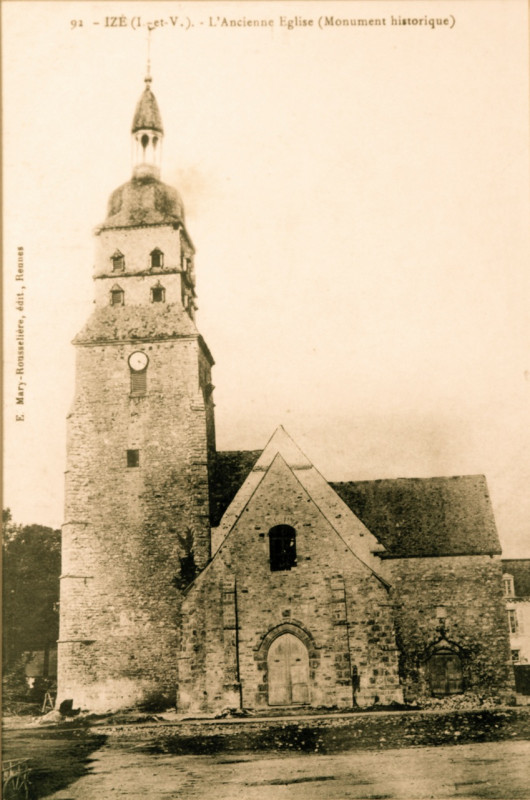 Carte postale ancienne Ancienne église Saint-Etienne de Val d'Izé vers 1900