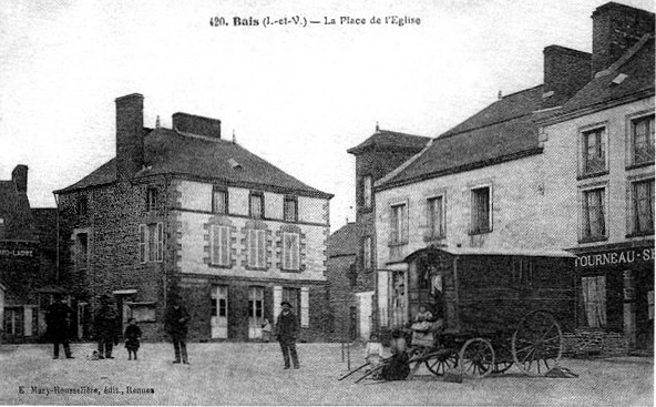 Carte postale ancienne Bais La place de l'église vers 1920