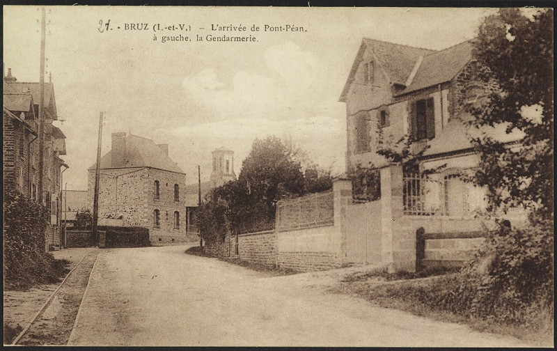 Carte postale ancienne Bruz (Ille-et-Vilaine) - l'arrivée de Pont-Péan, à gauche, la Gendarmerie - Musée de Bretagne et de l'écomusée du pays de Rennes N° Inv. 970.00