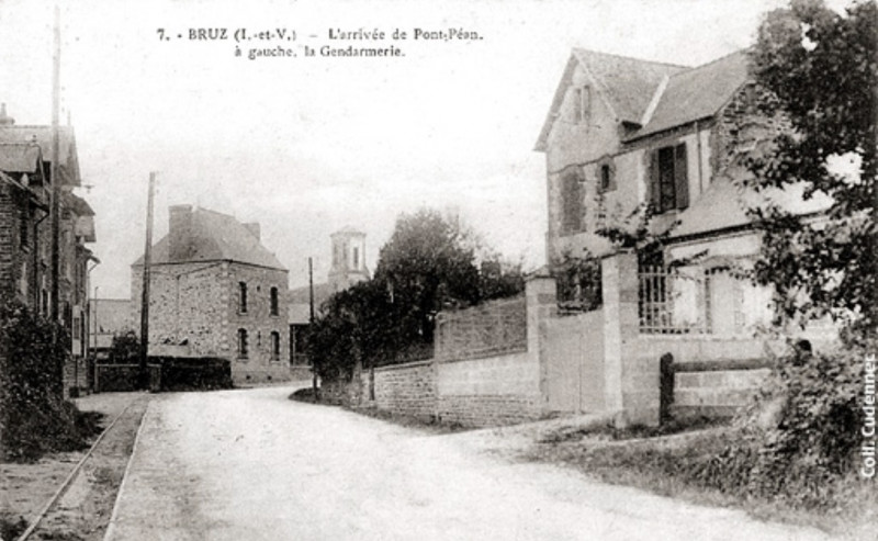 Carte postale ancienne Bruz (Ille-et-Vilaine) - Larrivée de Pont-Péan - a gauche, la Gendarmerie (Collection Jean Pierre Cudennec)