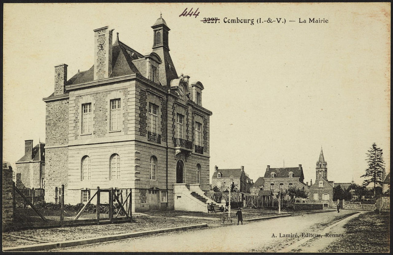 Carte postale ancienne Combourg Mairie XXe siècle