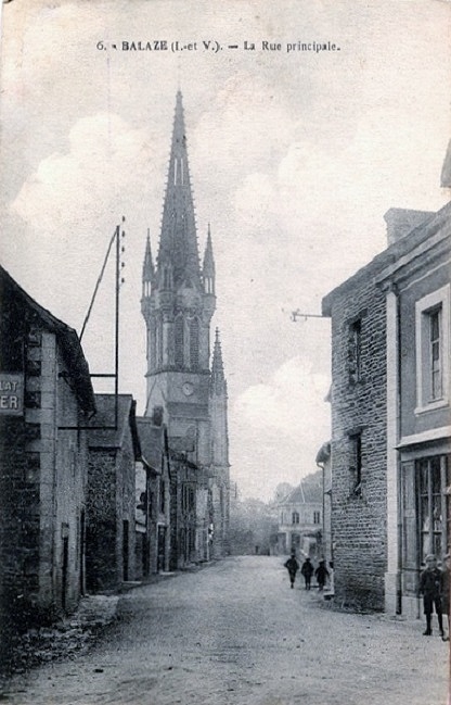 Carte postale ancienne La rue principale de Balazé vers 1900