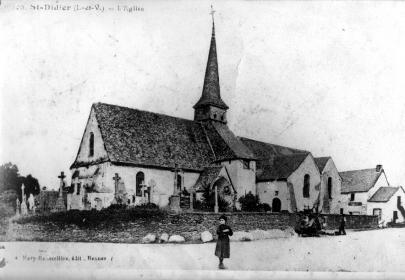 Carte postale ancienne Le bourg de Saint-Didier avant 1914
