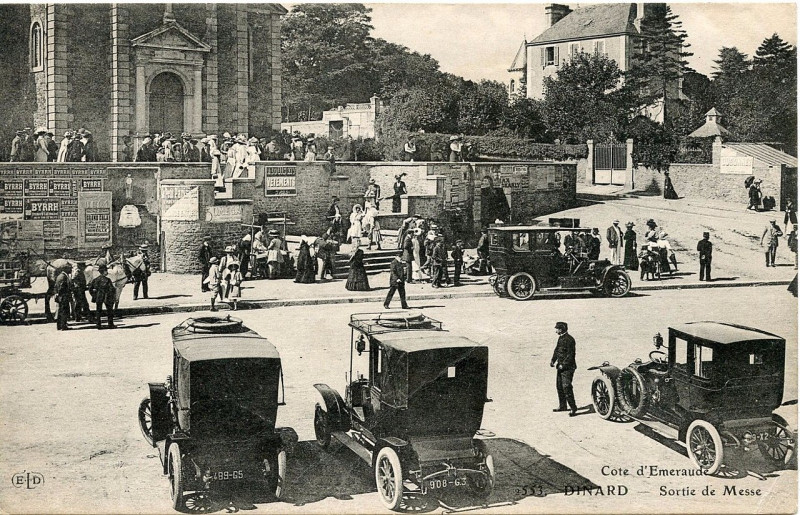 Carte postale ancienne Sortie de messe à Dinard