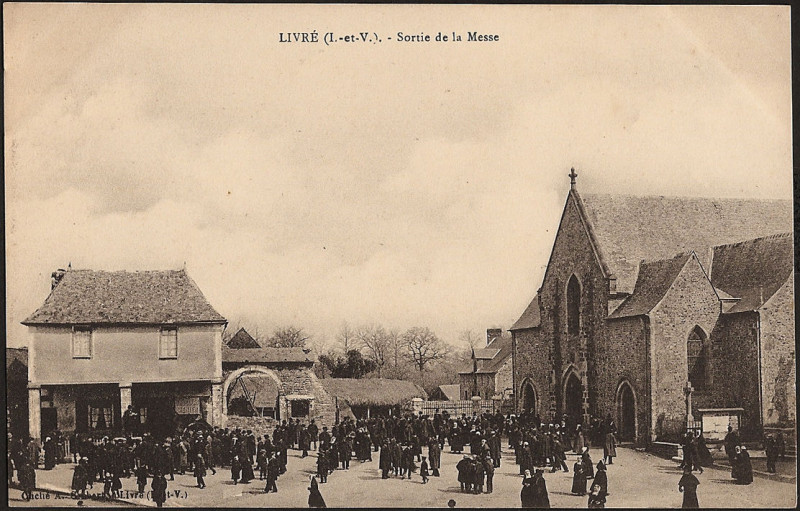Carte postale ancienne Sortie de messe à Livré