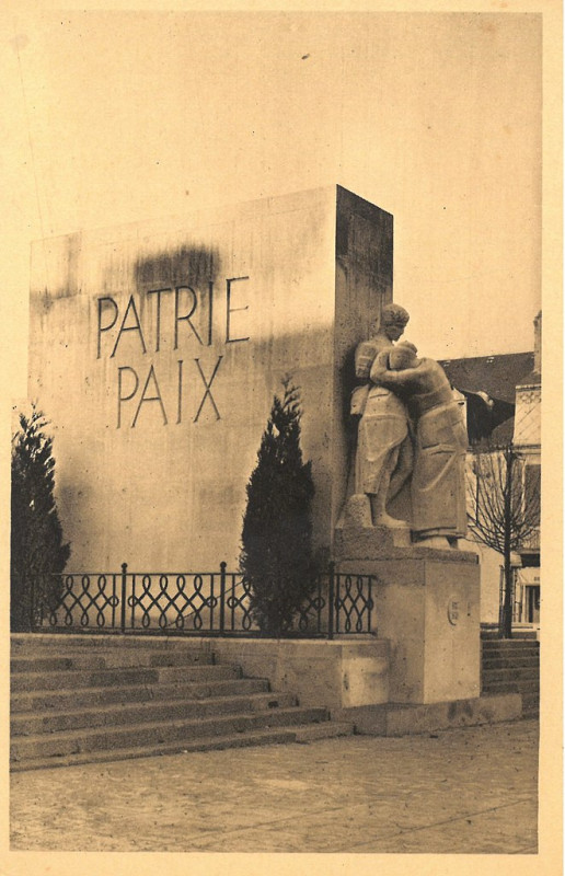 Carte postale ancienne Chateauroux - Monument Ville