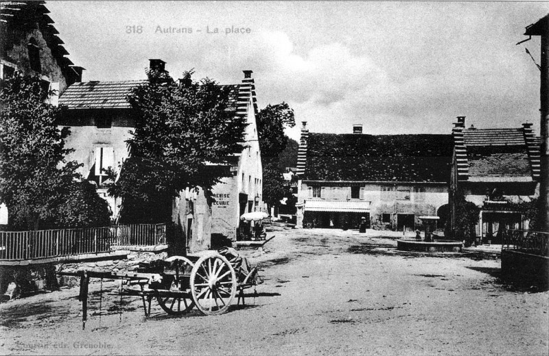 Carte postale ancienne Autrans, La place, p27 L'Isère 1900-1920 - édit à Grenoble