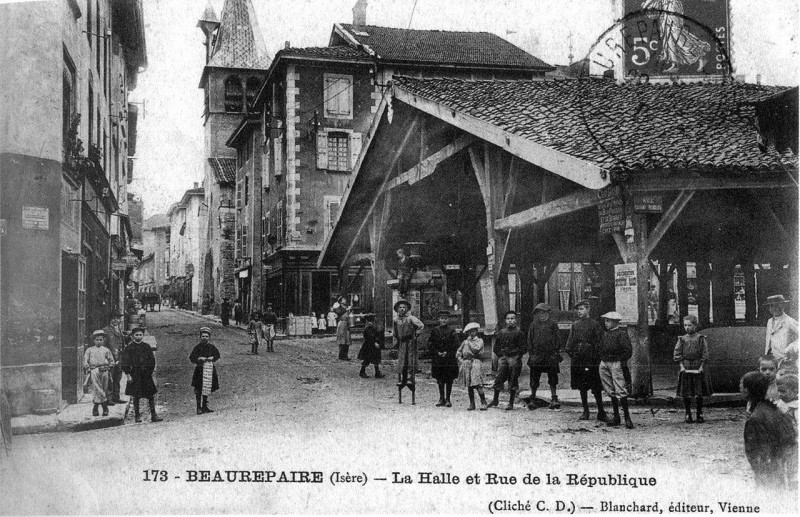 Carte postale ancienne Beaurepaire, la halle et rue de la république, 1908, p21 L Isère les 533 communes - cliché C D, Blanchard éditeur à Vienne