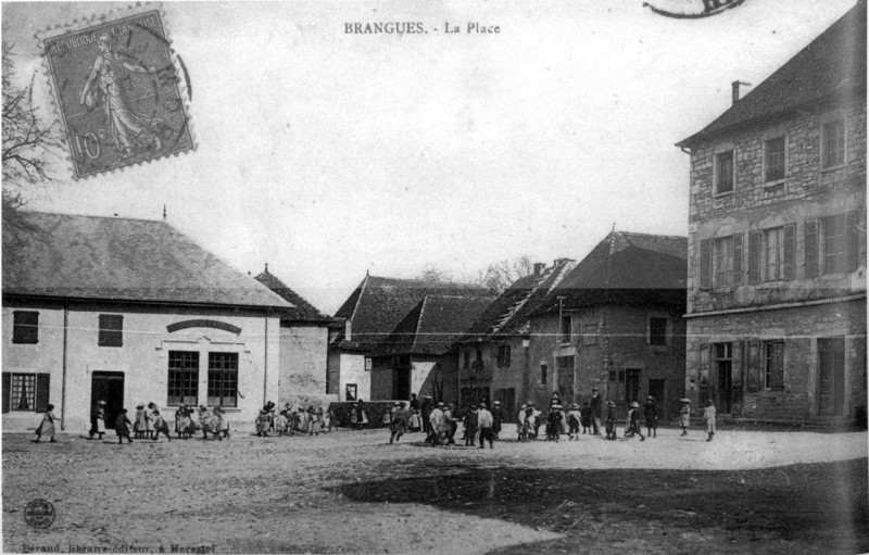 Carte postale ancienne Brangues, la place, 1918, p 32 l'Isère les 533 communes - Déraud, librarie-éditeur, à Morestel à Brangues
