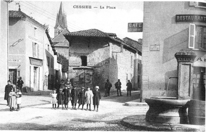Carte postale ancienne Cessieu, la place en 1925, p 36 de L'Isère les 533 communes - cliché V Glatier, Cessieu