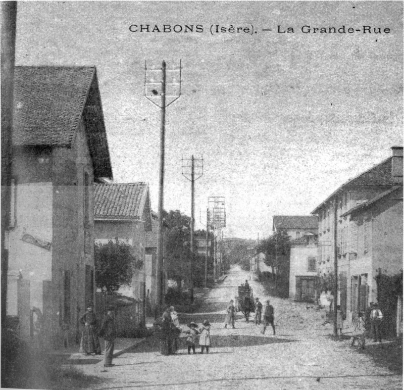 Carte postale ancienne Chabons, la Grande Rue en 1920, p 37 de L'Isère les 533 communes