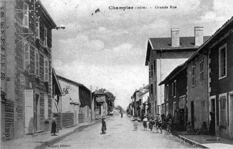 Carte postale ancienne Champier, grande rue en 1922, p 41 de L'Isère les 533 communes - photo Meynet éditeur