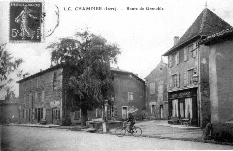 Carte postale ancienne Champier, route de Grenoble en 1911, p 41 de L'Isère les 533 communes