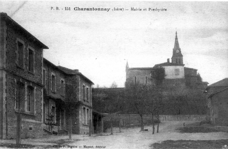 Carte postale ancienne Charantonnay, mairie et presbytère en 1912, p 46 de L'Isère les 533 communes - cliché P. Bignon, Massot édituer
